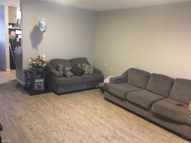 2 br, 1 bath Duplex - 1813 Wilde Oak Cir W...