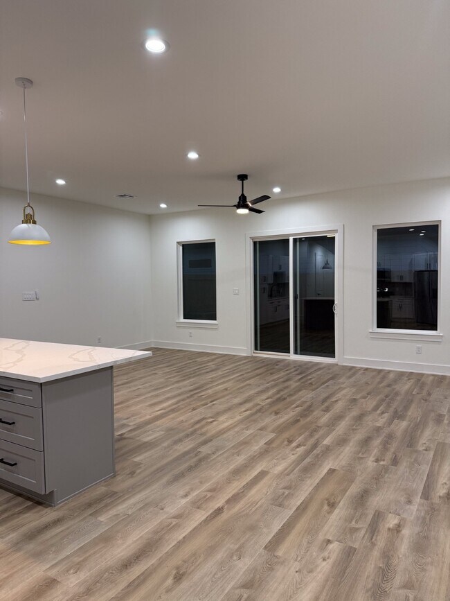 Photo - 9005 Comal St