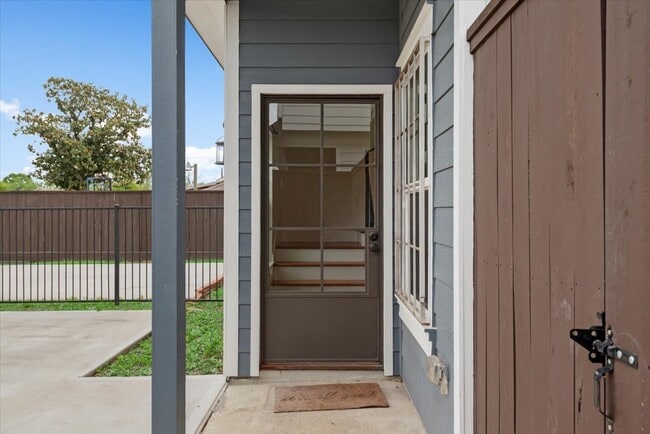 Photo - 2202 Lynnfield St