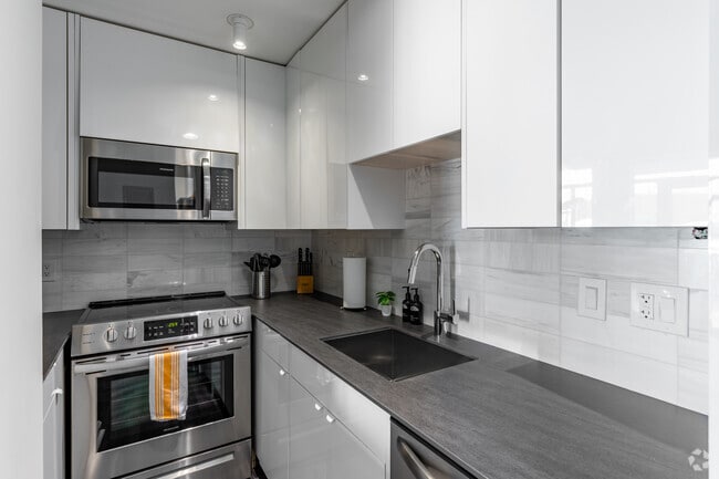 Studio, 1BA - 693SF
