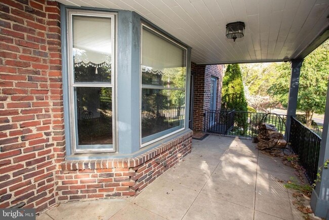 Building Photo - 319 N Newton Lake Dr