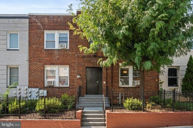 Building Photo - 3542 6th St NW Unit 2