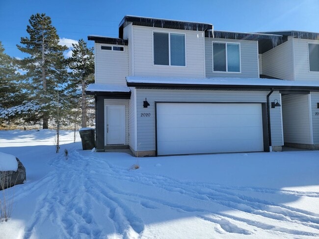Building Photo - 4 Bed 2.5 Bathroom Townhouse