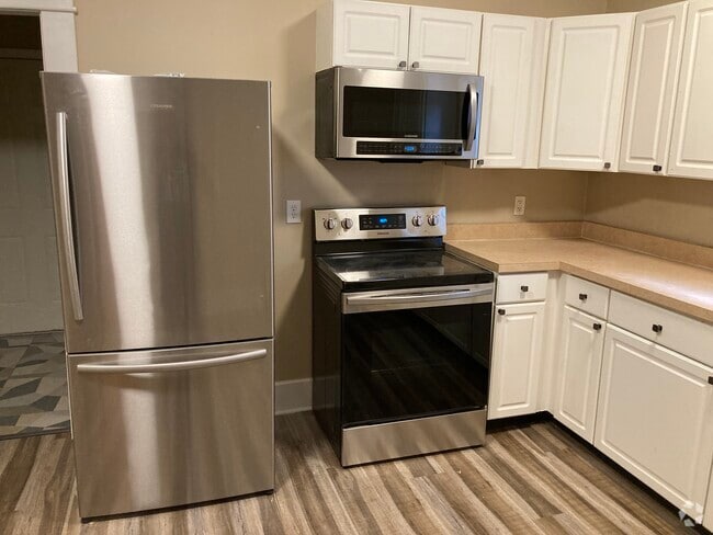 Kitchen with stainless steel appliances - 1417 N Hamilton Ave Rental