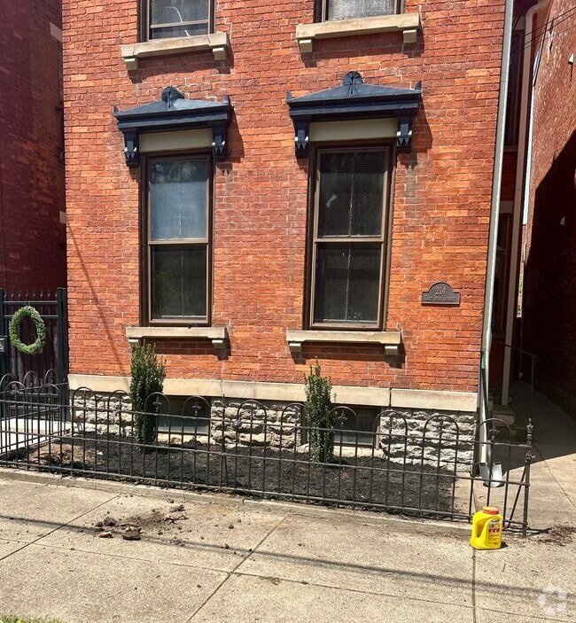Building Photo - 214 E 8th St Unit Historic Covington 1 BR Rental