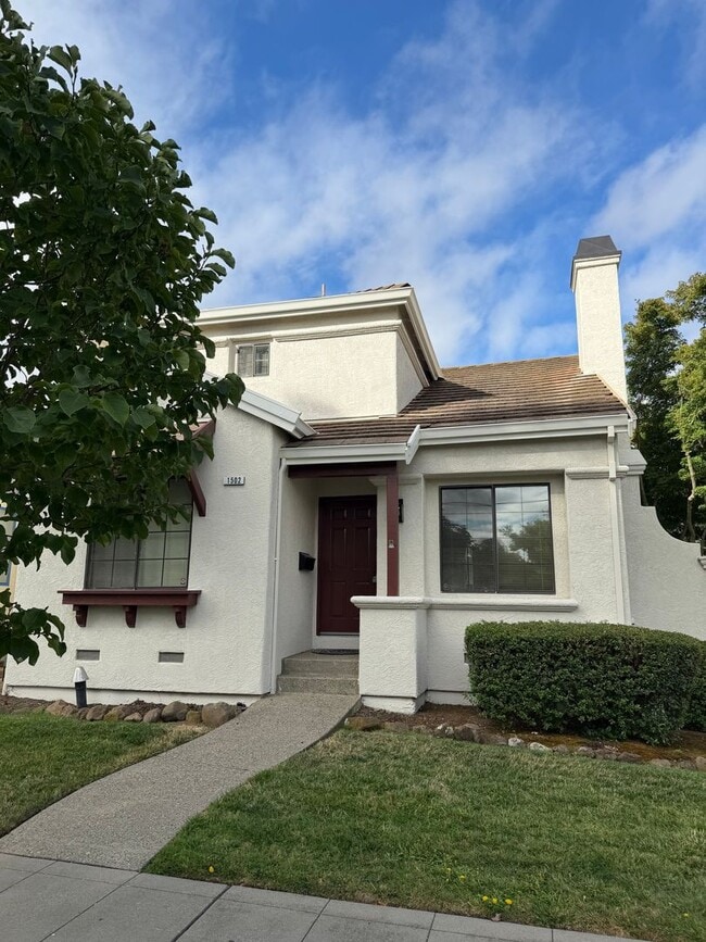 Building Photo - Beautifully Updated 2-bedroom 2 bath home blocks from Downtown Martinez!