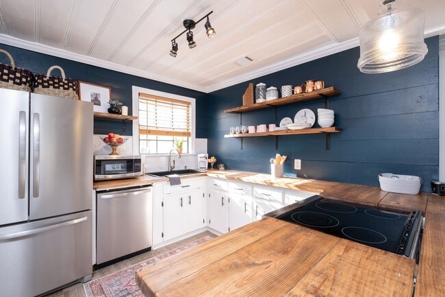 Photo - Updated 3-Bedroom Home with Fully Equipped Kitchen & Washer/Dryer in Great Neighborhood!