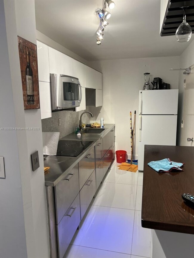 Photo - 5555 Collins Ave Unit 4P