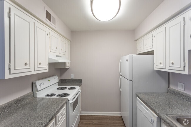 1BR, 1BA - 821 SF