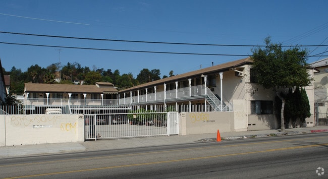 Building Photo - 6817-6819 N Figueroa St Rental