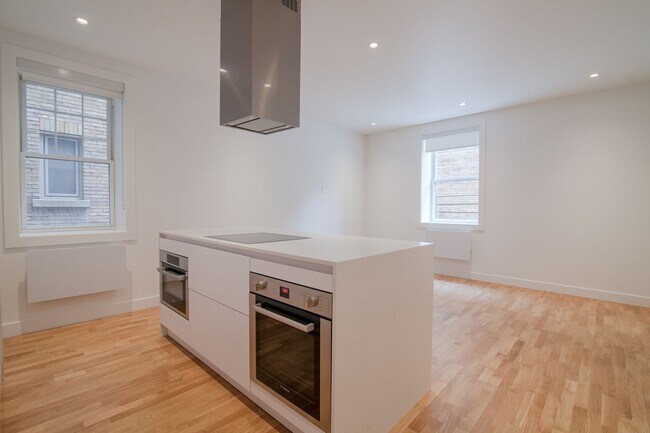 Photo - 2100 Rue du Fort Unit 112