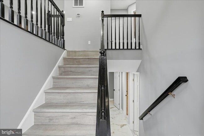 Photo - 6915 Adel St