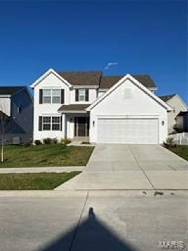 Building Photo - Lovely 4 bedroom, 2.5 bath, 2 car garage