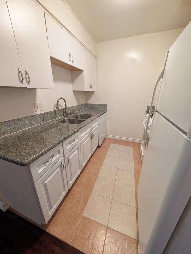 Building Photo - 4402 Mammoth Ave Rental