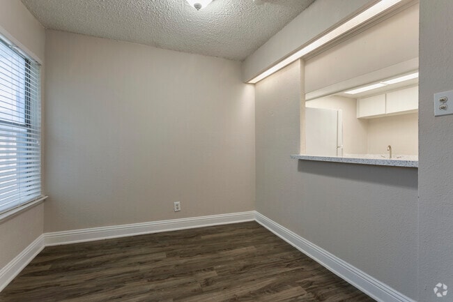 3HAB, 2BA - 1050SF D2-1 - Área de comedor - Tower Village