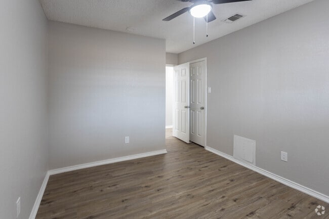 2BR, 2BA - 1,000 SF - Liveoak Eighth