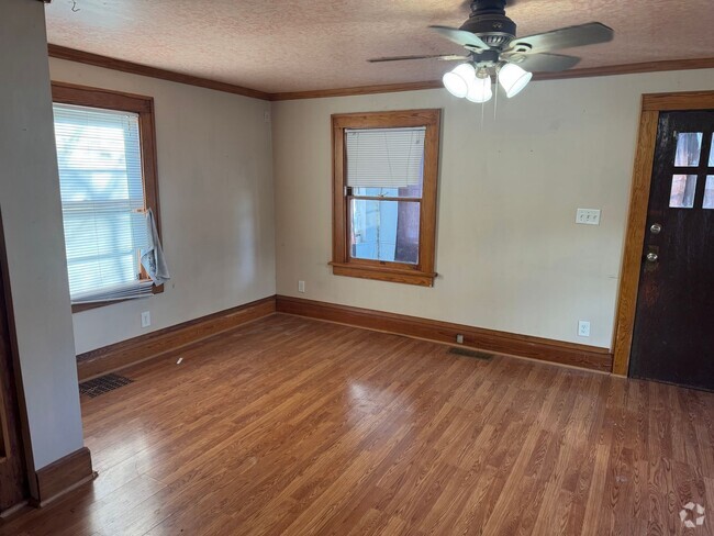 Building Photo - Nice 2 bedroom with unfinished basement an... Rental