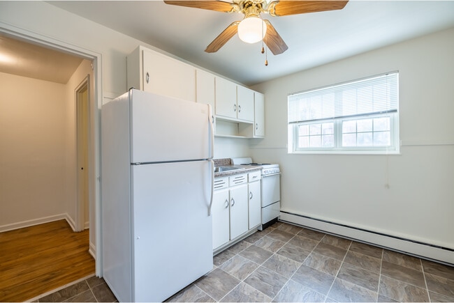 Cocina - Elmwood Manor Apartments and Townhouses