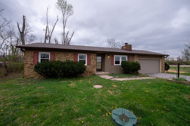 Lovely 3 Bed / 2 Bath in Private Setting--AVAILABLE NOW!!! - Lovely 3 Bed / 2 Bath in Private Setting--AVAILABLE NOW!!! Unit 4621 S Acorn Drive