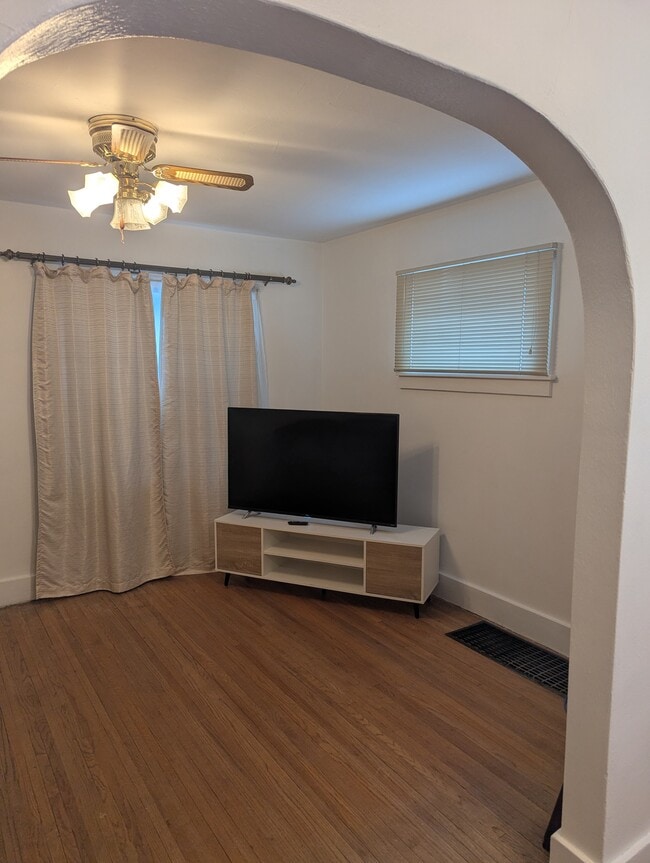 Photo - 205 16th St S