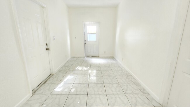 Photo - 421 W Evanston Cir