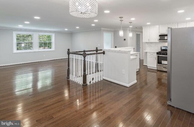 Photo - 3825 Larchwood Rd