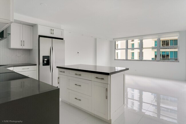 Photo - 6039 Collins Ave Unidad 1222