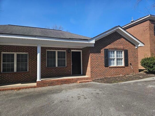 Building Photo - Walking distance to shopping, dining, and the Lexington Icehouse Amphitheater