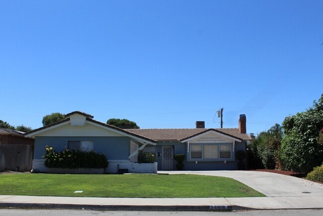 Building Photo - Cute Home in Bakersfield