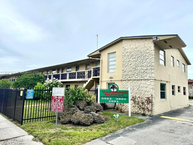 Building Photo - 3905 SW 78th Ct Unit 106-106 Rental