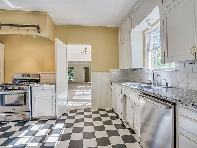 Photo - "Charming 3-Bedroom Home on University Blvd – Spacious 2402 Sq Ft with 2 Full Baths in Prime Univ...