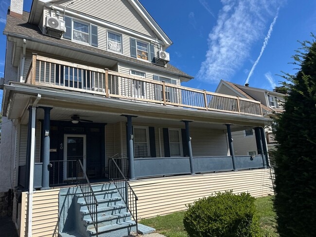 Building Photo - New Rochelle Fully Furnished Beauty Unit 3rd Floor Rental