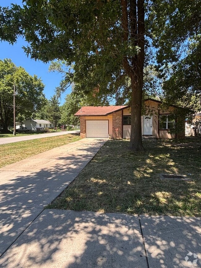 Building Photo - Available Now 3 bedroom 1.5 bathroom 1 car... Rental