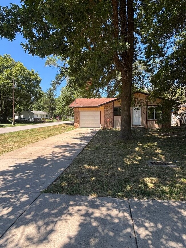 Available Now 3 bedroom 1.5 bathroom 1 car... - Available Now 3 bedroom 1.5 bathroom 1 car... Casa