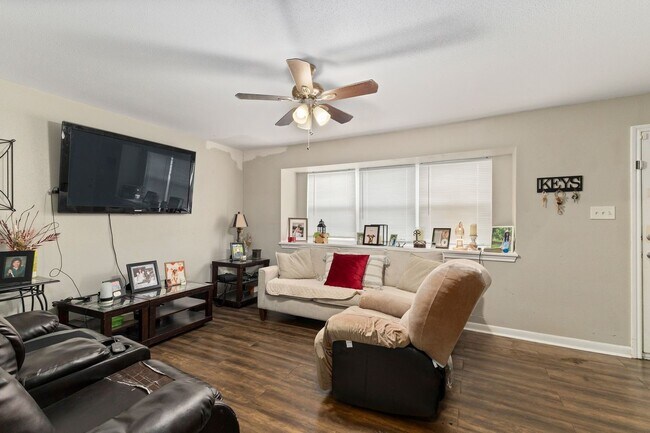 Photo - 8300 Oakhaven Rd