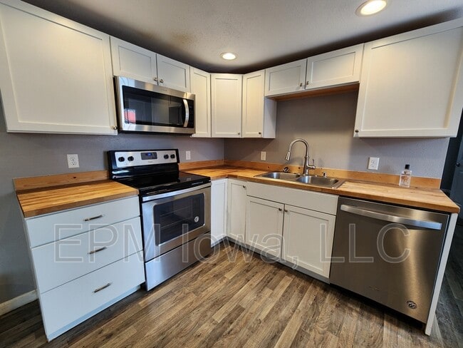 Photo - 609 1st St W