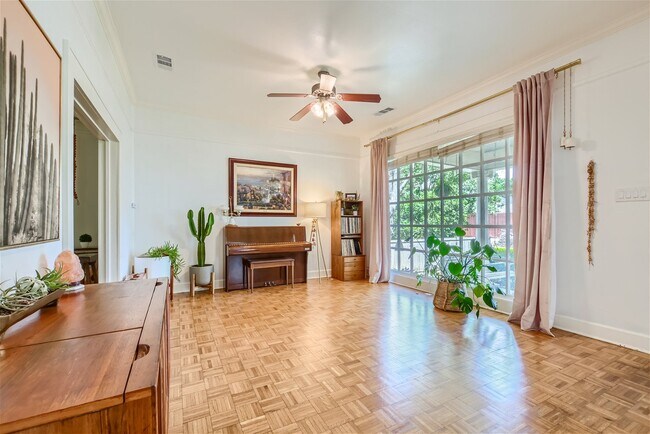 Photo - 723 Dumont St