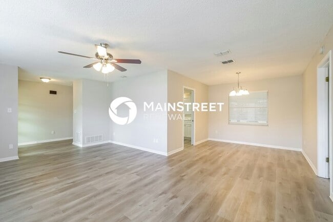 Photo - 3 Bedroom Pet-Friendly Home in Orlando, FL with Main Street Renewal