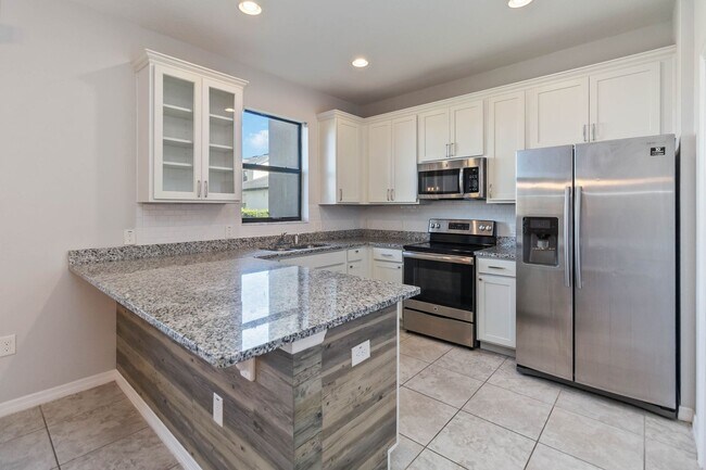 Photo - Bright & Stylish 3-Bedroom Townhome with Pond Views in Gated Seven Oaks