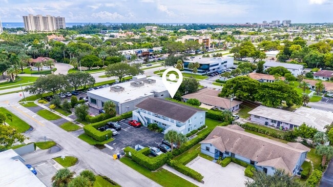 Photo - 560 NE 46th St