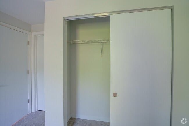 2BR, 2BA - 889SF - Closet