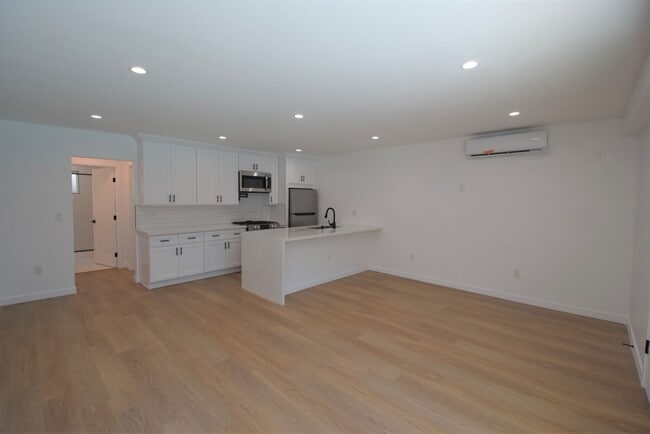 12255 Burbank Boulevard - 12255 Burbank Boulevard Apartments