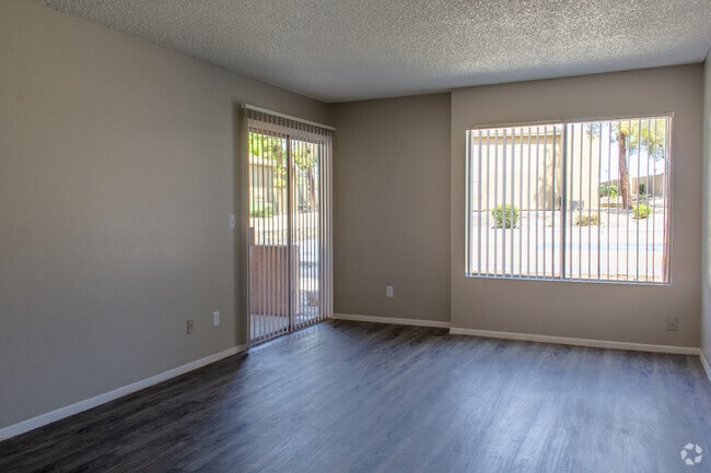 Renovated - 1 BD, 1 BA - 750 SQ FT