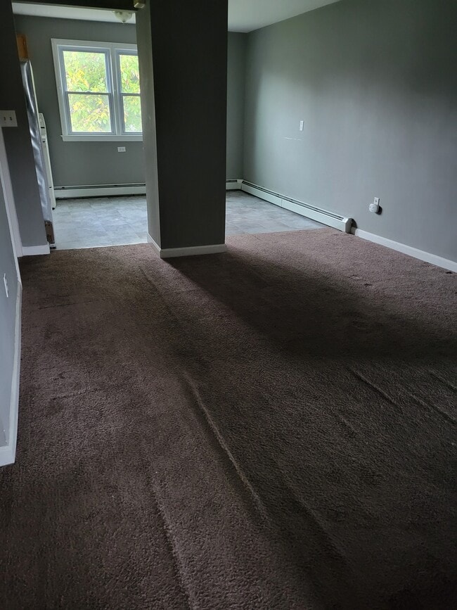 Living & Dining Area - 25 Fernwood Ave Unit Upper