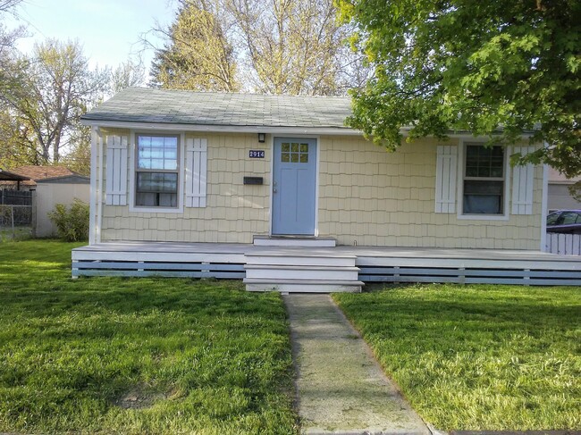 This renovated bungalow is waiting for you! - 2914 Woodlawn Avenue Casa