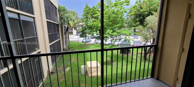 Building Photo - 8005 SW 107th Ave Unit 222