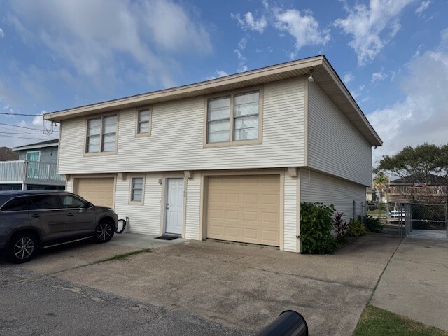 Building Photo - 300 Ling St