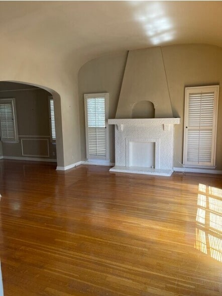 Building Photo - 6331 Lindenhurst Ave Rental