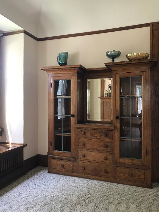 Mueble de comedor - 5628 W Washington Blvd