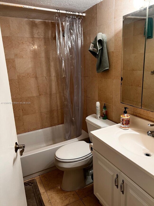 Photo - 210 SW 11th St Unidad 406